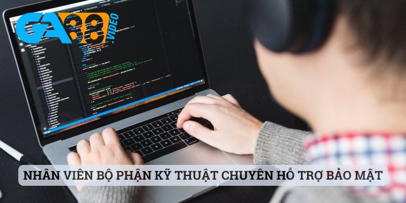 Nhân viên bộ phận kỹ thuật chuyên hỗ trợ bảo mật thông tin